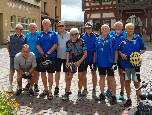 Die Radler vor dem Hotel in Lauffen