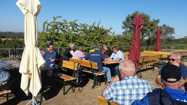Pause-am-Wein-Lagen-Weg-klein