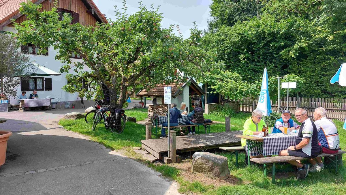 Pause-bei-der-Fischraucherei