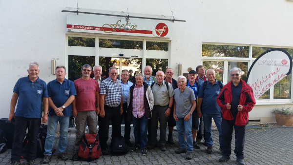 vor-dem-Hotel-klein