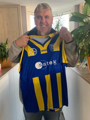Satek-Geschaftsfhrer-Jrgen-Kaiser-mit-Trikot